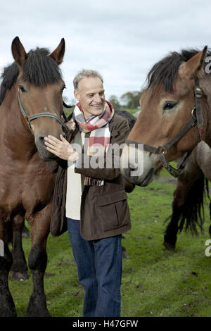 L'homme de caresser un cheval, Banque D'Images