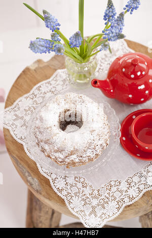 Gâteau, table, nappe, vaisselle, vase, fleurs, Banque D'Images