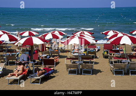 Italie, Toscane, Baratti, plage, parasols, touristique, les gens d'affaires, vacanciers, divans, la mer Méditerranée, de la mer, l'été, le soleil, plage, vacances, Repos, loisirs, tourisme, soleil, bancs Banque D'Images