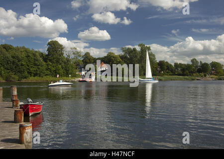 Allemagne, Schleswig - Holstein, région la pêche à la ligne, tanche, bottes et en ferry, Missunde Banque D'Images