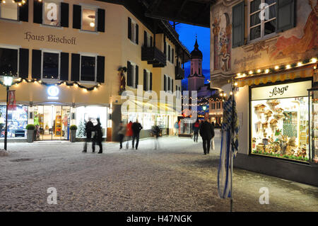 Germany, Bavaria, Munich, zone piétonne, passant, hiver, crépuscule, pays, Zugspitze pour Noël, décoration de Noël, de l'éclairage, à la zone piétonne, la personne, le soir, l'église, clocher, vitrine de Werdenfels,, Banque D'Images