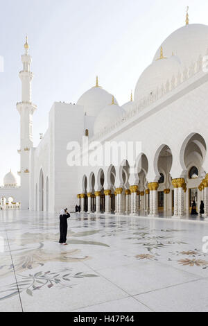 Colonnade, cour intérieure, Cheikh Zayed Bin Sultan Al Nahyan Mosquée, troisième plus grande mosquée du monde, Al Maqtaa Émirat, Abu Dhabi, Émirats arabes unis, Banque D'Images