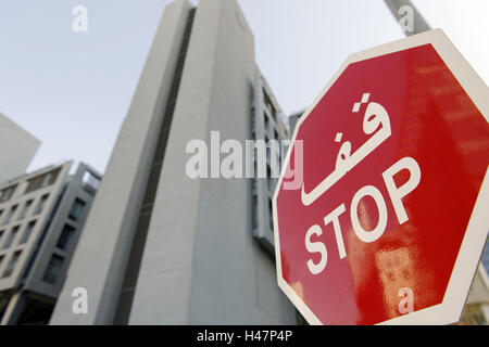 Panneau d'arrêt en face de l'architecture moderne dans le quartier financier, Dubaï, Émirats arabes unis, Banque D'Images