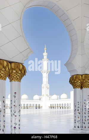 Cour intérieure, Cheikh Zayed Bin Sultan Al Nahyan Moschee, troisième plus grande mosquée du monde, Al Maqtaa Émirat, Abu Dhabi, Émirats arabes unis, au Moyen-Orient, en Asie, Banque D'Images