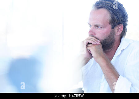 L'homme, vue de côté, réfléchie, portrait, gondolé, barbe complète, les gens, le couvain, examiner, est malheureusement décevant, mélancolie, supprimé, appuie bien sur, Banque D'Images
