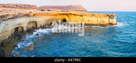 Panorama de la côte rocheuse avec de petites grottes sur Cavo Greco, Chypre. Banque D'Images