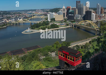 DUQUESNE INCLINE TÉLÉPHÉRIQUE Rouge (© HAUTEURS DUQUESNE INCLINE PRESERVATION SOCIETY 1964) PITTSBURGH SKYLINE NEW YORK USA Banque D'Images