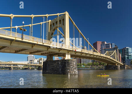 Trois SŒURS KAYAKS LES PONTS DE LA RIVIÈRE ALLEGHENY PITTSBURGH PENNSYLVANIA USA Banque D'Images