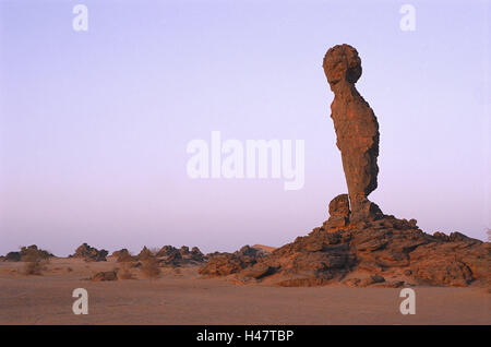 La Libye, le Djebel Akakus, randonnée désert, la formation de la bile 'finger', déserte, au nord, d'Afrique, paysages sauvages, paysages, désert, sable, roche, la bile, la solitude, l'isolement des formations, sortie, sécheresse, sécheresse, pénurie d'eau, la vie-hostilely, géologie, nature, soleil du soir, lumière du soir, Banque D'Images