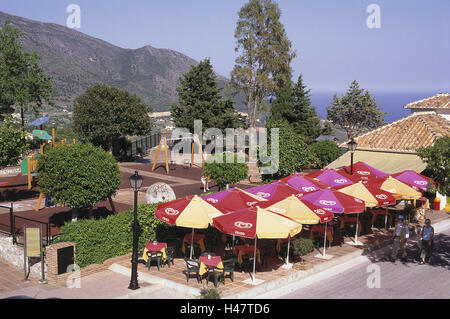 Espagne, Andalousie, Costa del Sol, Mijas, restaurant, à l'extérieur, d'en haut, le village, le restaurant en plein air, à l'extérieur, toit, parasols, protection solaire, jaune, rouge, couleurs vives, jeux pour enfants, des arbres, se dresse, lanternes, Vacances, tourisme, la saison, l'été, déserte, Banque D'Images