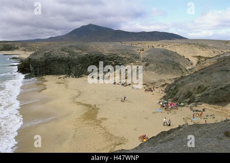 L'Espagne, les Canaries, l'île de Lanzarote, plages de Papagayo, Playa de la Cera, baigneurs, plage de Papagayo, l'été, la baie, la plage, le sable, les vagues, la mer, l'eau, le repos, les loisirs, les vacances, le calme, la jouissance, tourisme, touriste, Banque D'Images