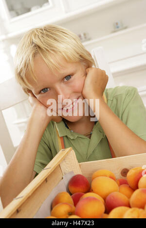 Garçon, la cuisine, abricots, Banque D'Images