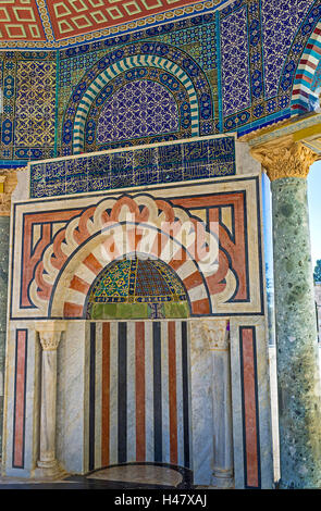 Le mihrab en pierre dans le Dôme de la chaîne richement décorés de pierres, tuiles vernissées et peintures, Jérusalem, Israël Banque D'Images