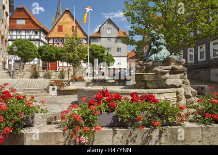 Allemagne, Hesse, le nord de l'Hessen, Spangenberg, place de l'hôtel de ville, fontaine, Banque D'Images