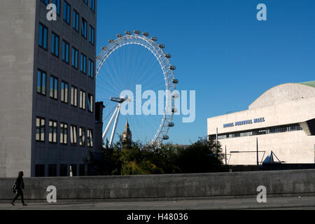 Royal Festival Hall et le London Eye, à proximité de Waterloo Bridge, London, UK Banque D'Images
