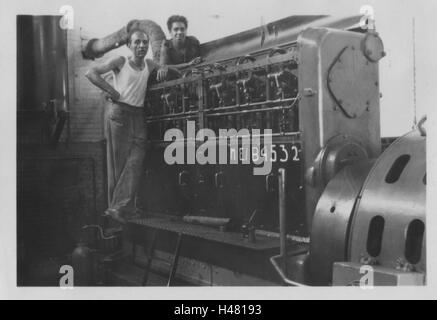 Des ingénieurs égyptiens non identifiés se tenant à côté d'un générateur de diesel Mirrlees Blackstone. Photo prise dans 10 base Ordnance Depot Royal Army Ordnance corps (RAOC) camp dans la région de Geneifa Ismailia près du canal de Suez 1952 Egypte Banque D'Images