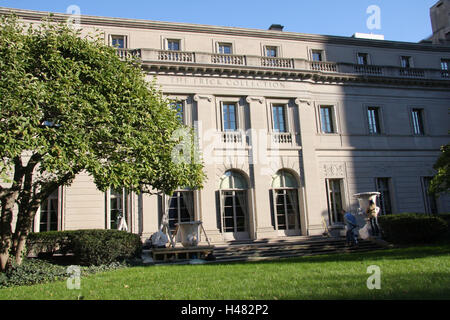 Les USA, New York, Frick Collection Maison, façade, escaliers, visiteur, Amérique du Nord, ville, lieu de destination, d'intérêt, Architecture, bâtiment, musée, musée, palais de la ville, Banque D'Images