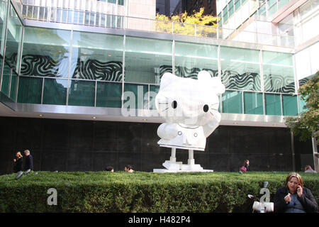 Les USA, New York City, an House Collection nature, sculpture, 'Hello Kitty Wind Up' Amérique du Nord, de la ville, point d'intérêt, l'art, art, cat, la figure de la bande dessinée, comic, figure de bronze, les peintures, les gens, à l'extérieur, Banque D'Images