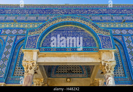 L'entrée de l'auvent du Dôme du Rocher, décoré de la vieille calligraphie arabe et les modèles sur des carreaux émaillés, Jérusalem Banque D'Images