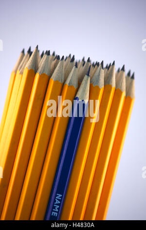Collection de crayons de couleur jaune avec un crayon bleu dans le milieu Banque D'Images