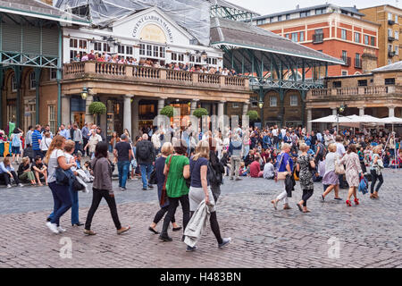 Les touristes à Covent Garden à Londres, Angleterre Royaume-Uni UK Banque D'Images