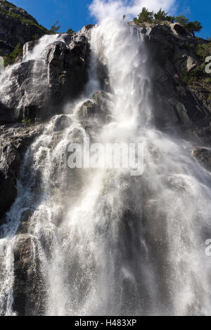 Chute d'hengjanefossen sur Lysefjord en Norvège Banque D'Images