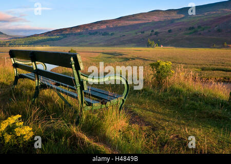 L'extérieur du banc vue Braemar, donnant sur la rivière Dee et Mar Lodge Estate, le Parc National de Cairngorms, en Écosse, Royaume-Uni Banque D'Images