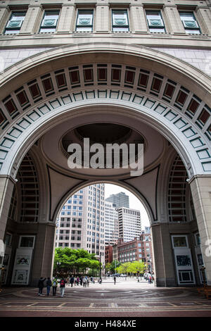 À la recherche à travers l'arche à Rowes Wharf, à Boston, Massachusetts. Banque D'Images