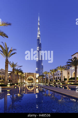 Burj Khalifa, la plus haute tour du monde, illuminé de fête pendant les célébrations pour l'anniversaire de l'eau, la photographie de nuit, le centre-ville de Dubaï, aux Émirats arabes unis,