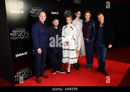 (De gauche à droite) David Yates, Dan Fogler, Alison Sudol, Katherine Waterston, Eddie Redmayne et David Heyman participant à la vie et habitat des animaux fantastiques dans le monde fan événement tenu à Cineworld Leicester Square, Londres. Banque D'Images