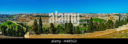 La vue panoramique sur les toits et les murs de Jérusalem dans la perspective de l'église de Dominus Flevit Banque D'Images
