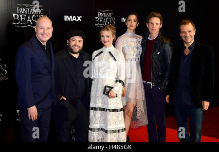 (De gauche à droite) David Yates, Dan Fogler, Alison Sudol, Katherine Waterston, Eddie Redmayne et David Heyman participant à la vie et habitat des animaux fantastiques dans le monde fan événement tenu à Cineworld Leicester Square, Londres. Banque D'Images