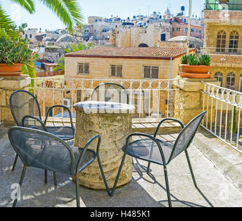 La rue terrasse, surplombant la ville de toitures, est le meilleur endroit pour se détendre à l'ombre, Jérusalem, Israël. Banque D'Images