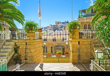 Les plantes vertes sont la meilleure décoration pour les maisons dans la vieille ville de pierre, Jérusalem, Israël. Banque D'Images