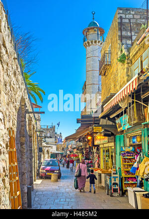 Le minaret blanc se lève sur le bazar dans le quartier musulman, à côté de la Porte de Damas, Jérusalem, Israël Banque D'Images