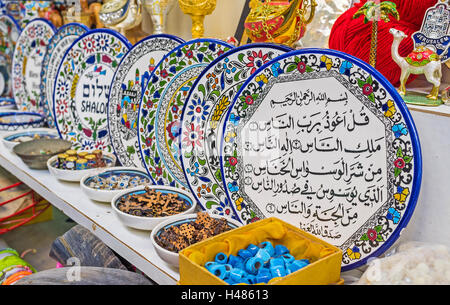 Les plaques colorées avec ptterns, souhaite bonne chance, sourates du Coran sont des souvenirs dans le marché arabe, Jérusalem Banque D'Images