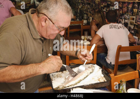Restaurant Casa Manolo', Manolo de servir du poisson en croûte de sel, Ses Salines, Majorque, Espagne, Banque D'Images