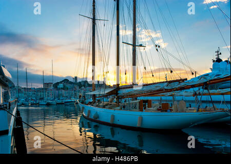 La vue panoramique sur les yachts amarrés dans le Vieux Port et le Château de la Castre en arrière-plan, Cannes, France. Banque D'Images