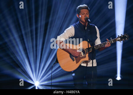 One Direction d'effectuer pendant le tournage de The Graham Norton Show à la London Studios à Londres, pour être diffusé sur BBC1 le vendredi soir. Banque D'Images