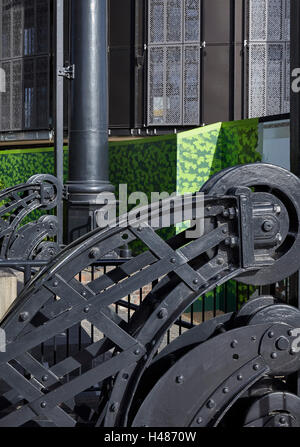 Détail des roues de guidage à partir du gaz porteur. N° 8 Gasholder Park, Londres, Royaume-Uni. Architecte : Bell Phillips architectes, 2016. Banque D'Images