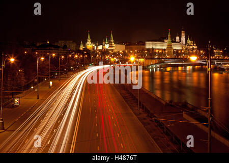 Moscou, le trafic sur la Moskova shore, Kremlin, de nuit, Banque D'Images