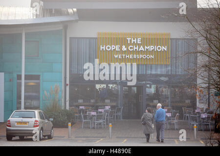 Vue générale de la nouvelle espérance et Champion pub, exploité par, dans l'Wetherspoons Beaconsfield station-service près de la M40 Banque D'Images