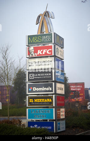 Beaconsfield M40 station d'autoroute signer y compris un pub exploité Wetherspoons Banque D'Images