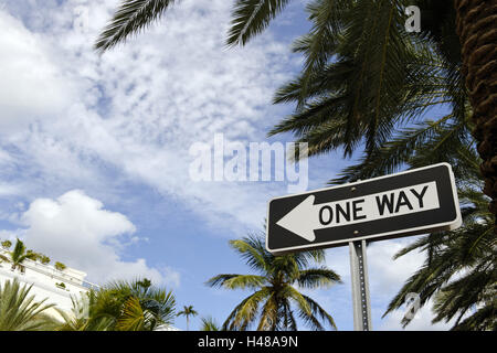 One-way street sign, Collins Street, South Miami Beach, quartier Art déco, Florida, USA, Banque D'Images