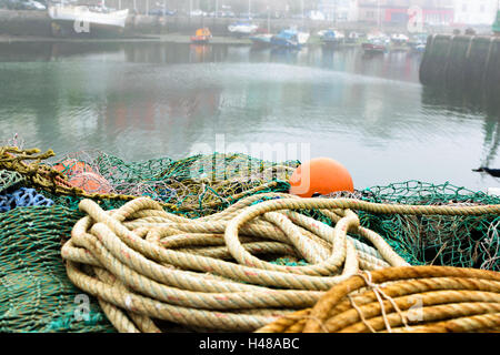 Les filets de pêche et de corde en port à Brixham Banque D'Images