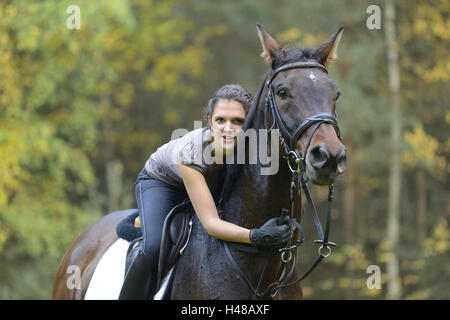 Adolescente, cheval, warmblood bavarois, debout, de face, looking at camera, Banque D'Images