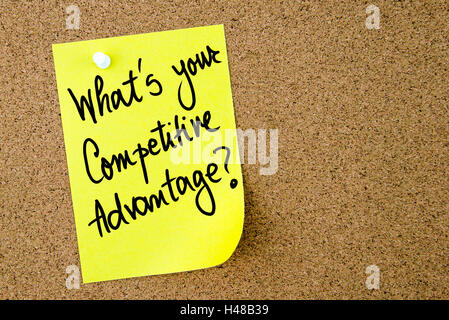 Quel est votre avantage concurrentiel texte écrit sur du papier jaune note épinglée sur le panneau de liège avec punaise blanche. Concept d'image avec copie espace disponible Banque D'Images