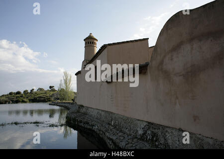 L'Espagne, ex-tréma dura, Barruecos lot, parc naturel, Malpartida de Caceres, Museo Vostell Malpartida, eaux, réserve naturelle, le lac, bâtiment, musée, musée, musées, art, culture, Wolf Vostell, Museum-Wolf Vostell-Malpartida-musée, MMV, Arroyo-de-Caseres, muraille, riverus riverus, art, lumière du soir, Banque D'Images