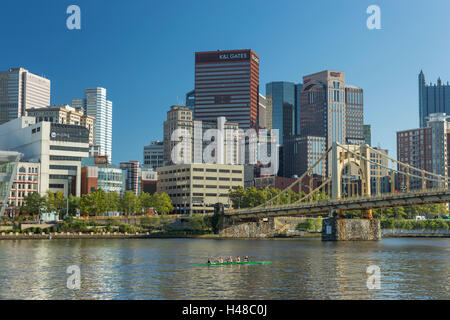 Les rameurs SCULL SUR LA RIVIÈRE ALLEGHENY DE PITTSBURGH DOWNTOWN SKYLINE NEW YORK USA Banque D'Images