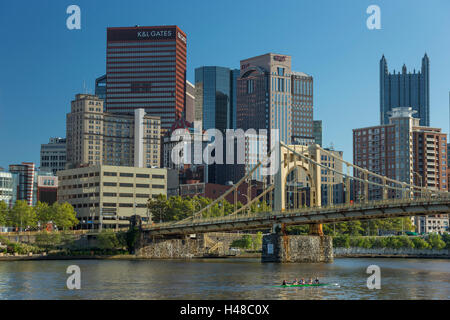 Les rameurs SCULL SUR LA RIVIÈRE ALLEGHENY DE PITTSBURGH DOWNTOWN SKYLINE NEW YORK USA Banque D'Images